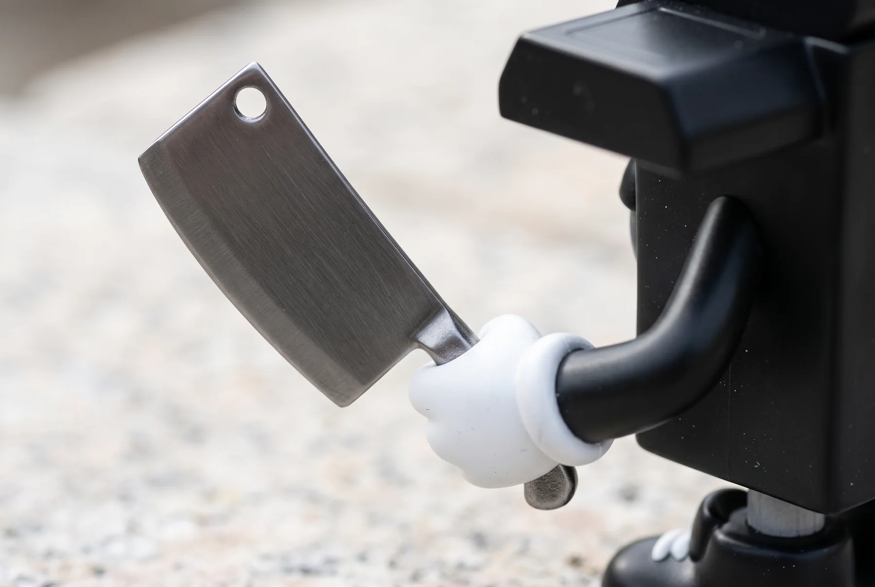 Generierte Detailaufnahme des weißen Handschuhs und silbernen Hackmessers der schwarzen Edition