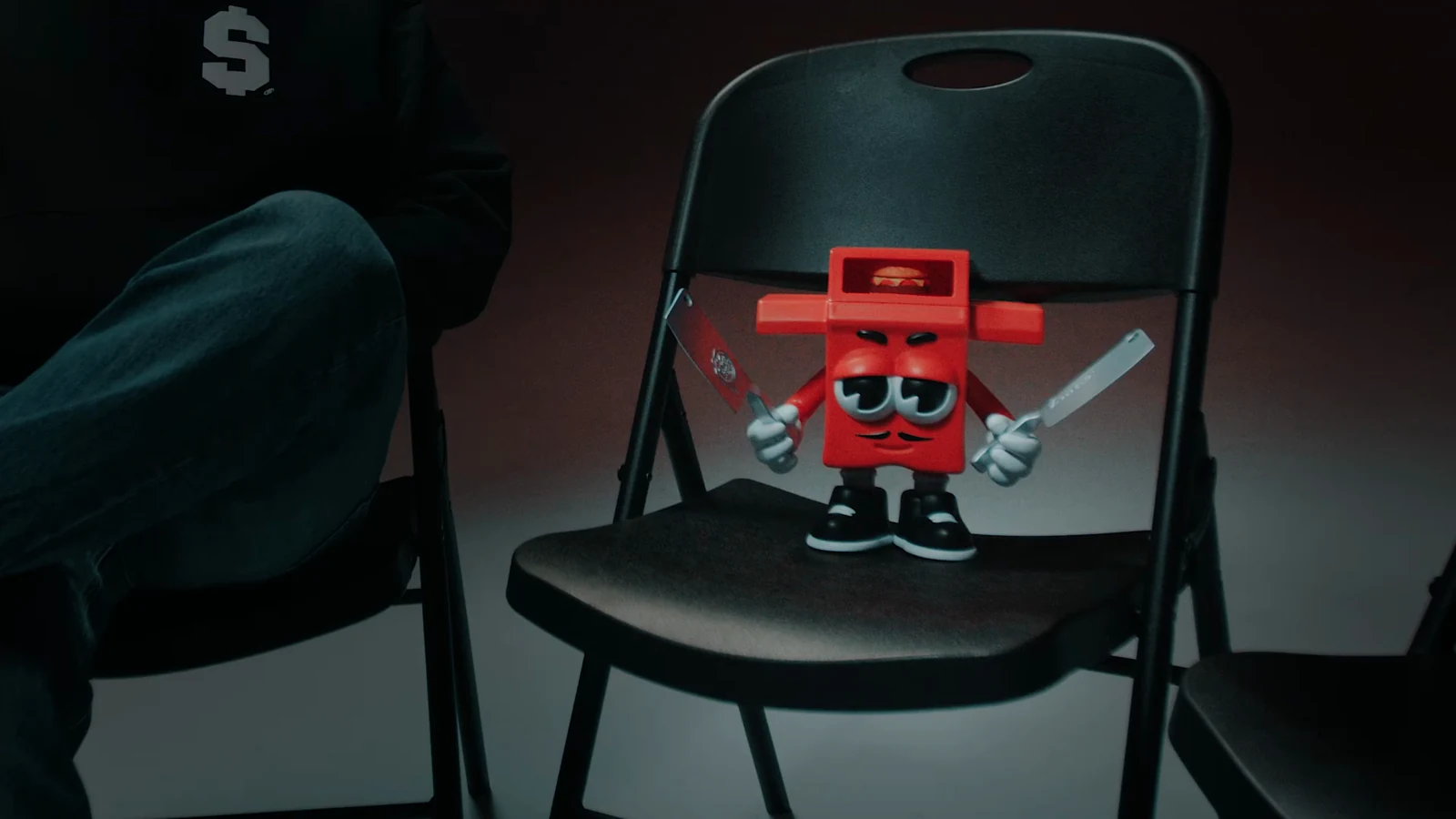 Die echte rote Héctor-Figur auf einem Stuhl im bereitgestellten Interviewfilm